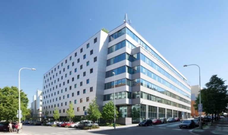 Luxembourg-Plaza1-840x500
